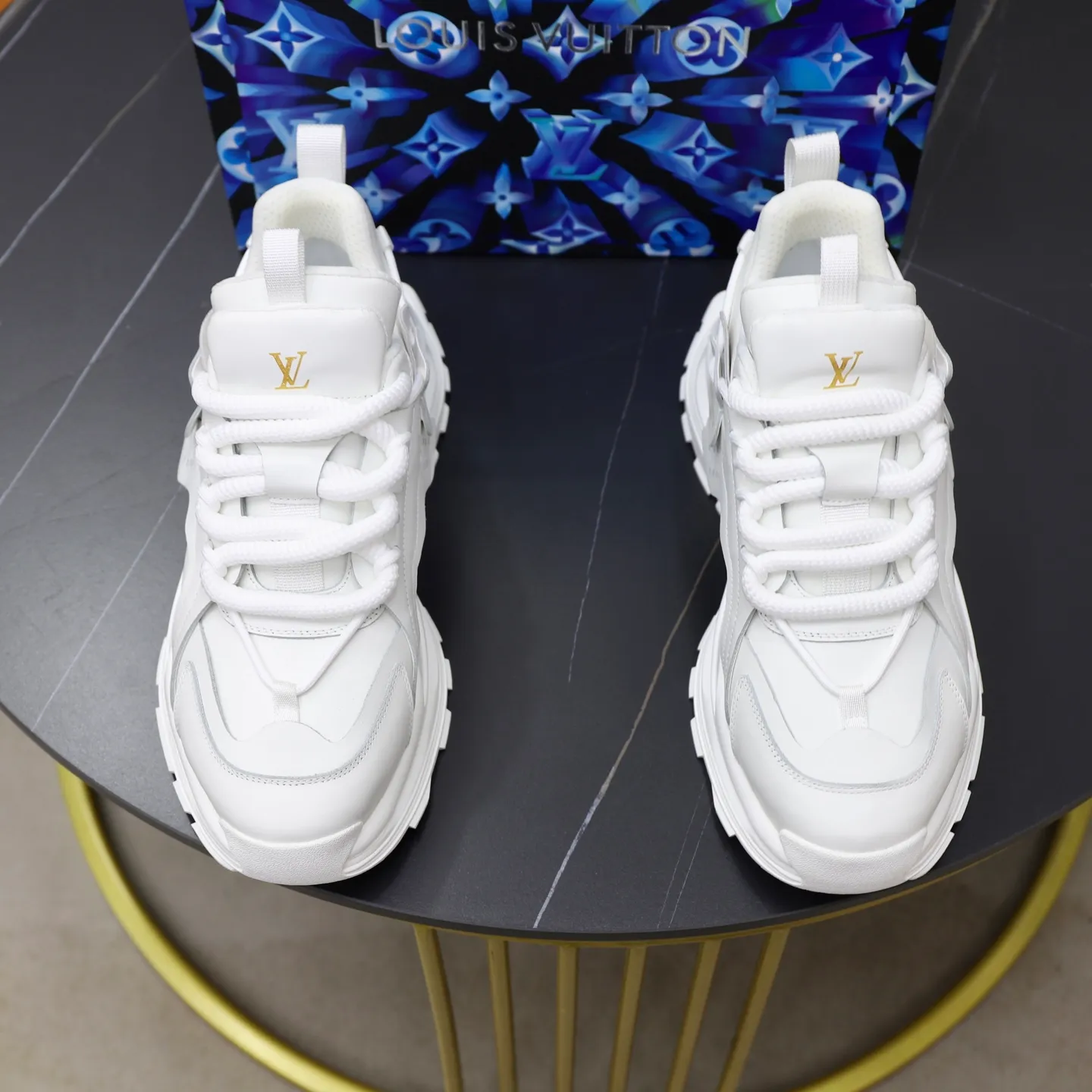 Ex-factory price: 600💰【LV】Louis Vuitton is a high-end brand of men's shoes, new model on the market, top luxury brand, the latest fashionable casual men's shoes, a trendy and versatile style, relaxed and sporty, with calfskin upper and ultra-fine workmanship. The original personalized fashionable rubber wear-resistant outsole is light and comfortable on the foot. Code number: 39-44 (45, 46 customized)